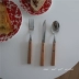 Một Bao-Han Feng in cùng một con dao gỗ và nĩa đặt một bộ đồ ăn bằng thép không gỉ Bộ đồ ăn phương Tây - Đồ ăn tối