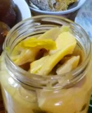 Подлинные соленые огурцы на гриле бамбук стреляет новые вкусные соленые огурцы и бутылки с бамбуком с помощью рисового банкетного бассейна.