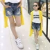 Quần áo trẻ em 2018 mùa hè mới cậu bé lớn lỗ lỗ hoang dã quần thủy triều trẻ em nóng quần cô gái quần short denim Hàn Quốc phiên bản