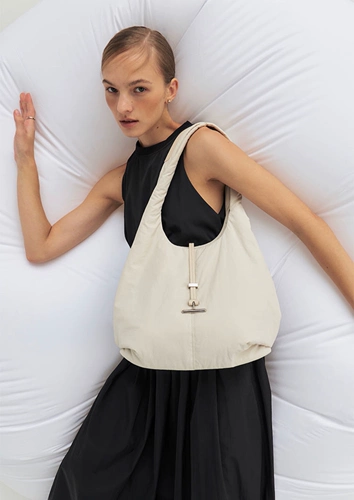 Даниэль та же радость, Гризосон Корея, покупая подлинные сумочки с подлинными почтовыми грунтами.