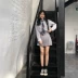 Thời trang giản dị phù hợp với nữ đầu mùa thu 2018 mới của Hàn Quốc màu rắn lật tie áo + cao eo xếp li váy sinh viên đồ ngủ nữ Bộ đồ
