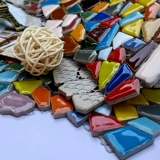 Керамическая мозаика инопланетянин маленькие фрагменты нерегулярные семафор гальвазийная головоломка фона фона стены без плитки без камня цвет