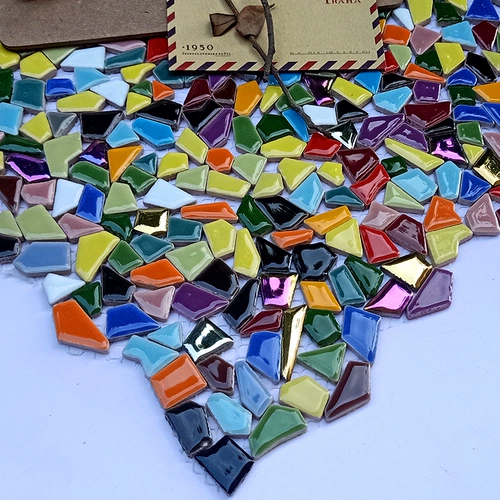 Керамическая мозаика инопланетянин маленькие фрагменты нерегулярные семафор гальвазийная головоломка фона фона стены без плитки без камня цвет