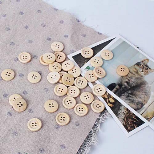 Новая мама рука -сделанные деревянные кнопки