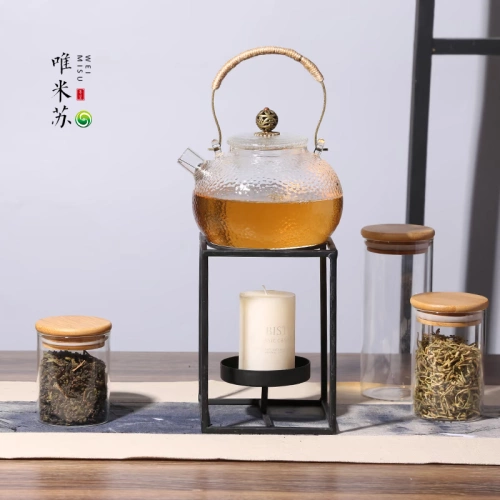 Свеча, ароматизированный чай, глянцевый заварочный чайник, термос