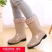 Giày đi mưa của phụ nữ trong ống ấm đôi giày đi mưa ấm áp cộng với giày đi mưa nhung chống trượt cho nữ giày ống cao cộng với giày cao su cotton. - Rainshoes