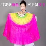 Поклонники танцев Plaza - взрослые, большие скручивание поклонника севера и севера от Янге, чтобы исполнить поклонник танца