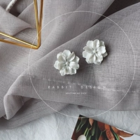 Кремовые брендовые гипоаллергенные серьги, популярно в интернете, в цветочек, французский стиль
