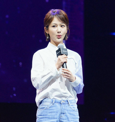 0261722017秋冬新款星空演讲杨紫明星同款白色拼条纹长袖衬衣女_货