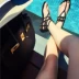 Châu Âu và Hoa Kỳ 2020 đáy phẳng rỗng màu đen La Mã hở ngón retro chic sandal kẹp chân dép xương cá chân nữ mùa hè - Sandal