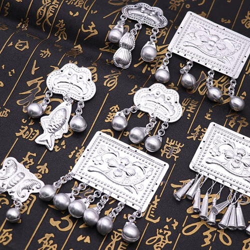 Liangshan Yi, к юго -востоку от Ляншан Йи, юго -восточные ювелирные изделия материал материал серебряные украшения Miao Алюминиевая одежда Вспомогательные материалы.