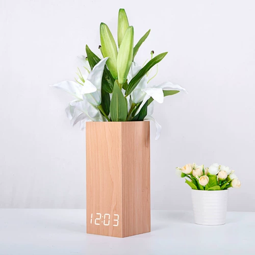 Сплошная деревянная ваза на рабочем столе при постельном районе