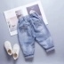 Baby light màu Harlan jeans xuân và thu 1 Cậu bé 3 tuổi Kho báu phiên bản Hàn Quốc của đứa trẻ lỏng lẻo cậu bé già thủy triều mỏng - Quần jean Quần jean