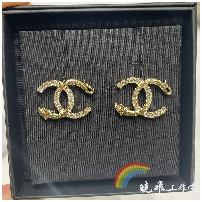 Двойные серьги с логотипами Chanel 23C, новые золотистые серьги-рыба хвост, декоративные серьги с двойной C