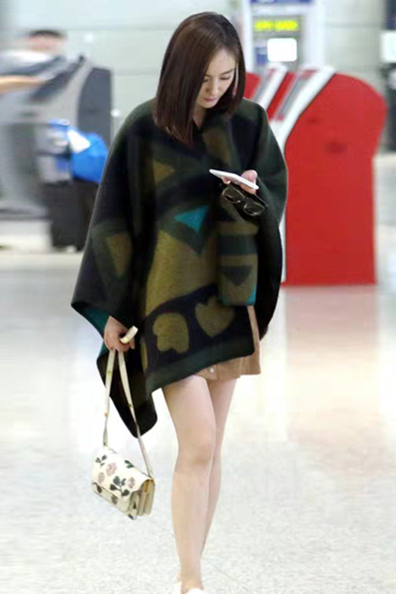 High-end Elegant Star Mini Yang Same-style Sweater B Wool Plaid Cape Shawl Scarf Dual-purpose Coat Thickened