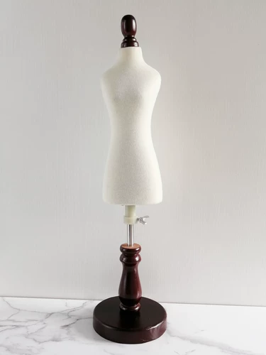 Маленькая вешалка, чайная чашка, стенд