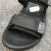 Năm mới 2019 thương hiệu phá mã giải phóng mặt bằng nhà máy trực tiếp dép nam bằng phẳng thoải mái hở ngón thoải mái giản dị Giày nam Velcro - Sandal