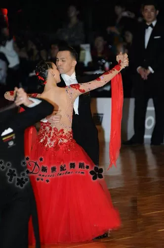 Новый современный танцевальный костюм показывает исполнение национального стандартного танца, современная игровая юбка адаптирована, чтобы сделать кружево красным