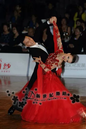 Новый современный танцевальный костюм показывает исполнение национального стандартного танца, современная игровая юбка адаптирована, чтобы сделать кружево красным