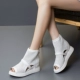 Giày cá miệng muffin nữ 2020 mùa hè mới hoang dã giày cut-in tăng chiều cao roman nêm gót dép sandal - Sandal