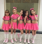 Trang phục mới dành cho trẻ em đường phố nhảy múa jazz nhảy phù hợp với trang phục Li Qi cô gái màu hồng với váy xếp li - Trang phục