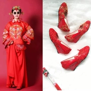 Giày cưới nêm đỏ Trung Quốc Giày cưới sườn xám Trung Quốc giày nướng bánh mì làm bằng tay ren tròn đầu thấp để giúp bà bầu mang giày - Giày cắt thấp
