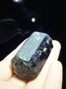 Tourmaline màu đen tự nhiên tourmaline tourmaline đá mẫu ban đầu quặng đá trang trí đá tinh thể khoáng sản