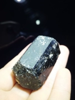 Tourmaline màu đen tự nhiên tourmaline tourmaline đá mẫu ban đầu quặng đá trang trí đá tinh thể khoáng sản đá cuội trang trí sân vườn