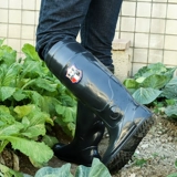 Весенние капли дождя, дождевые ботинки с высокой трубкой, сельскохозяйственные угодья с высоким уровнем