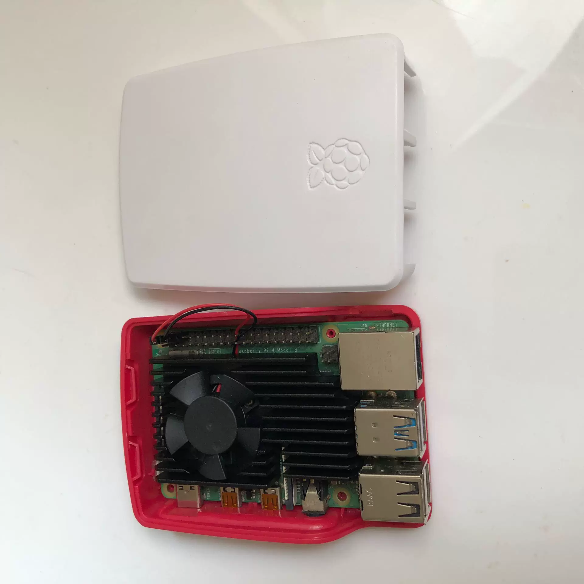 Raspberry Pi metal 4th generation shell Raspberry Pi 4th generation B+red and white shell 4B heat sink