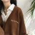 Mùa xuân và mùa thu của phụ nữ Hàn Quốc hoang dã thư thêu đơn ngực cardigan áo khoác sinh viên rắn màu Slim Knit áo len áo len cao cổ nữ hàn quốc Áo len