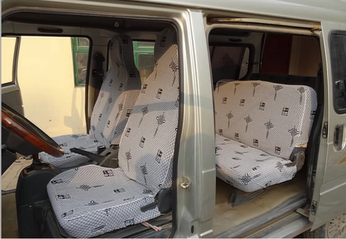 Водители водителей проката автобуса водителей водителей окружали четыре сезона густого рукава с густого льня