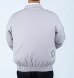 Летом, охлаждающие работы с поклонником охлаждения воздуха, кондиционированная воздушная служба, зарядная сварка.