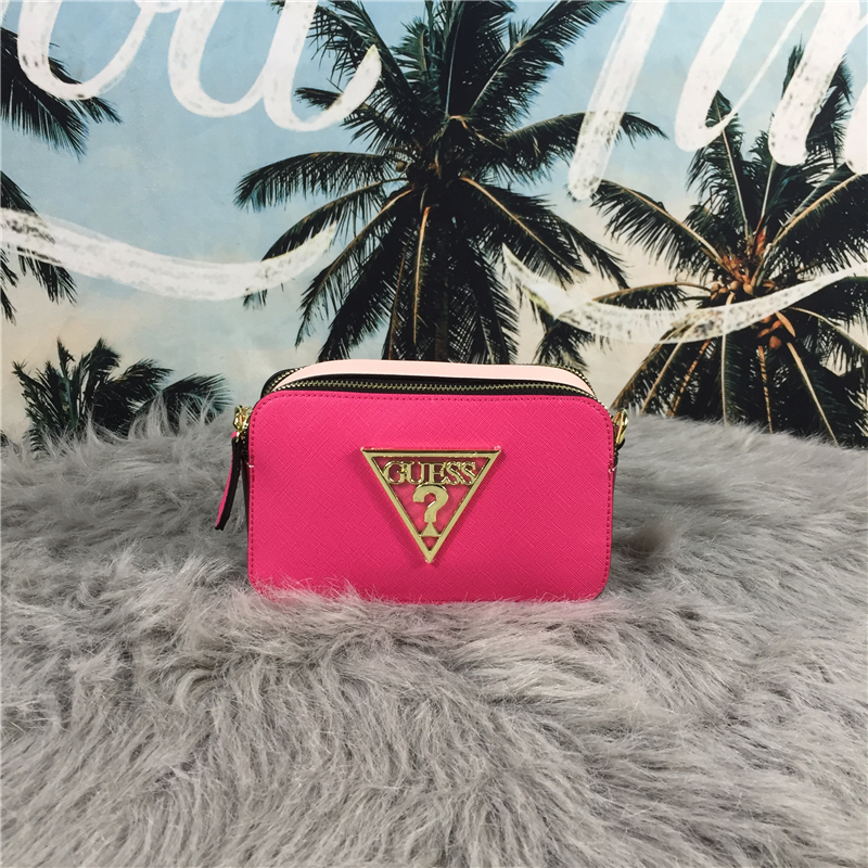 Rose RedGUESS new pattern camera Female bag Solid color Inverted triangle pattern leisure time Metal chain One shoulder Oblique span Small square bag