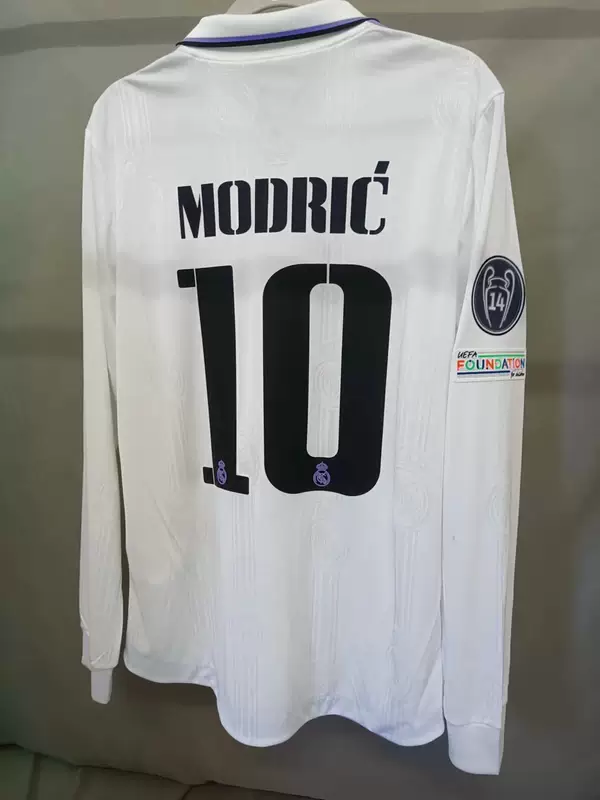 Футболка домашняя длинным рукавом Real Madrid версии игрока Модрич Бензер Мичларо Корос Вини джерси