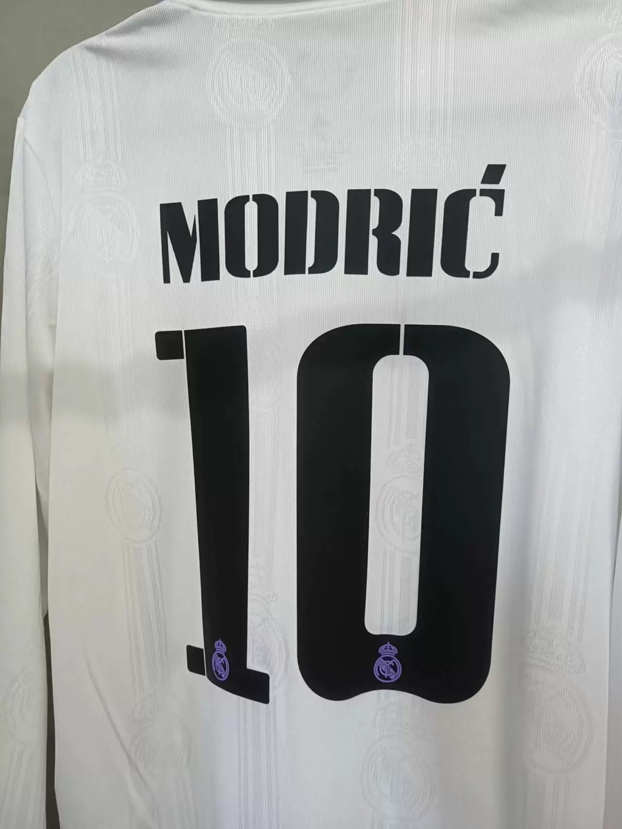 Футболка домашняя длинным рукавом Real Madrid версии игрока Модрич Бензер Мичларо Корос Вини джерси