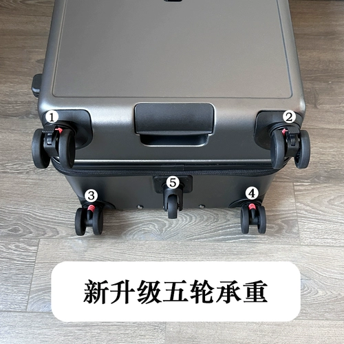 Качественный вместительный и большой универсальный чемодан на колесиках