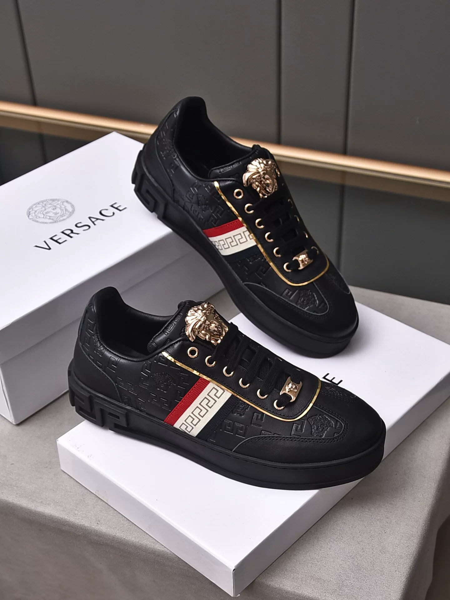 Европейская прямая рассылка покупки Versace Versace Fashion универсальные низкие кеды вільной комфорте кожаные давление цветы повседневные кроссовки
