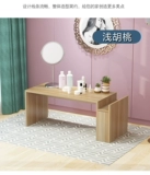 Стол стола за столом в бурном окне маленькая спальня для спальни, сидящий маленький карликовый стол
