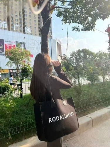 Модная вместительная и большая черная сумка на одно плечо подходит для мужчин и женщин, английский