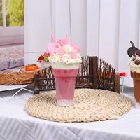 Розовое печенье мороженое с чашкой