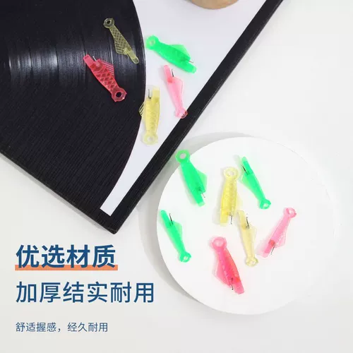 Маленькая рыба в швейной машине с иглой над линейным ртом рыбы, линейная швейная нить быстро проникает в атмосферный артефакт, домашнее проникновение