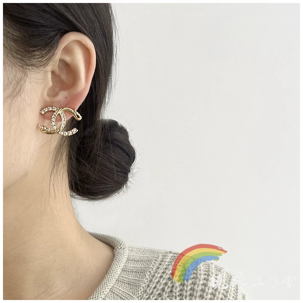 Покупка CHANEL сережки Chanel 23C Новые золотые рельефные рыбьи две буквы C серьги с двойной буквой C