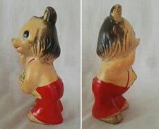 Резиновая игрушка 老胶皮玩具 怀旧 软胶捏响娃娃pv320 穿背带裤抱花束的小熊