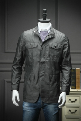 Đầu tiên- dòng rút của không- cắt hàng hóa của nam giới đứng cổ áo kinh doanh áo khoác giản dị trung niên đi lại để làm việc dụng cụ áo