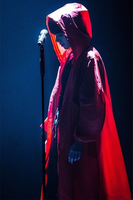 Ca sĩ Hua Chenyu 2018 với cùng một đoạn màu đỏ trùm đầu dài áo gió kem chống nắng quần áo nam giới và phụ nữ hiệu suất quần áo bài hát quần áo mùa xuân Áo gió
