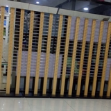 Деревянный стенд, солнцезащитные очки