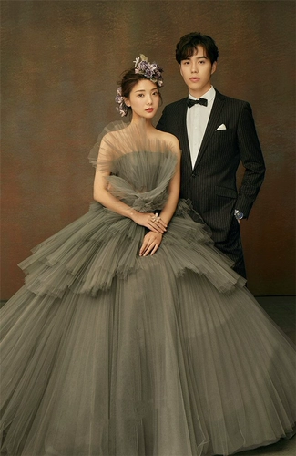 Выставка новая тема фотостудии свадебная фотостудия фото фотография фото красочная марля дымчато-серое красивое мятое платье