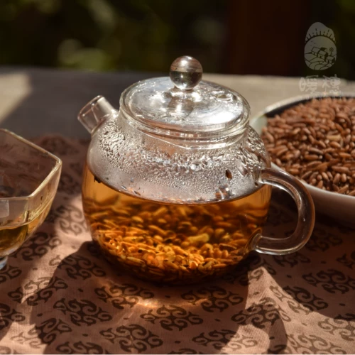 Теплый ухо с коричневым рисовым чаем жареное рисовое чай с карамель
