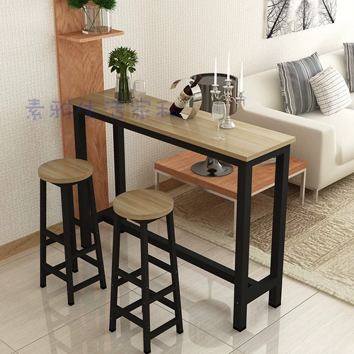 Расположен на стенном столе, домашней гостиной, простой, современный кофейный столик для чая с молоком и стул